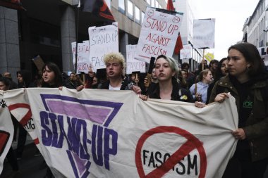 Brüksel, Belçika. 28 Mayıs 2019. Aşırı sağ ve faşizmin yükselişini protesto eden protestocular, ellerinde pankartlar ve sloguns bağırıyorlar..