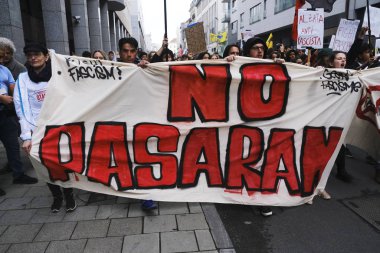 Brüksel, Belçika. 28 Mayıs 2019. Aşırı sağ ve faşizmin yükselişini protesto eden protestocular, ellerinde pankartlar ve sloguns bağırıyorlar..