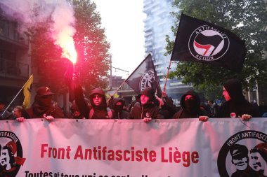 Brüksel, Belçika. 28 Mayıs 2019. Aşırı sağ ve faşizmin yükselişini protesto eden protestocular, ellerinde pankartlar ve sloguns bağırıyorlar..