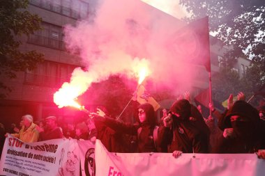 Brüksel, Belçika. 28 Mayıs 2019. Aşırı sağ ve faşizmin yükselişini protesto eden protestocular, ellerinde pankartlar ve sloguns bağırıyorlar..