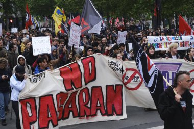 Brüksel, Belçika. 28 Mayıs 2019. Aşırı sağ ve faşizmin yükselişini protesto eden protestocular, ellerinde pankartlar ve sloguns bağırıyorlar..