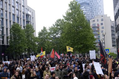Brüksel, Belçika. 28 Mayıs 2019. Aşırı sağ ve faşizmin yükselişini protesto eden protestocular, ellerinde pankartlar ve sloguns bağırıyorlar..