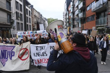 Brüksel, Belçika. 28 Mayıs 2019. Aşırı sağ ve faşizmin yükselişini protesto eden protestocular, ellerinde pankartlar ve sloguns bağırıyorlar..