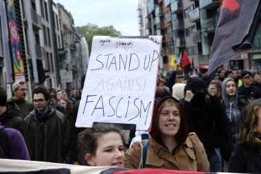 Brüksel, Belçika. 28 Mayıs 2019. Aşırı sağ ve faşizmin yükselişini protesto eden protestocular, ellerinde pankartlar ve sloguns bağırıyorlar..