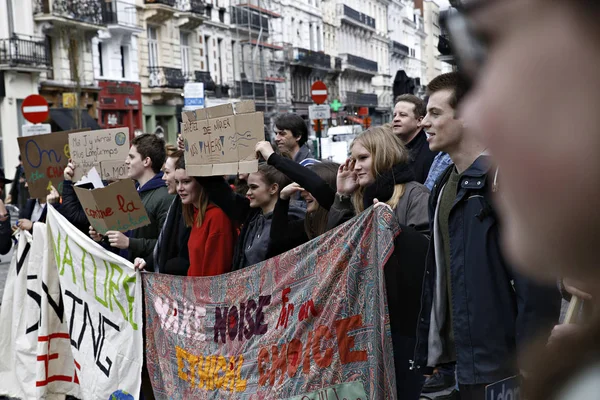 Климатические активисты протестуют в Брюсселе — стоковое фото