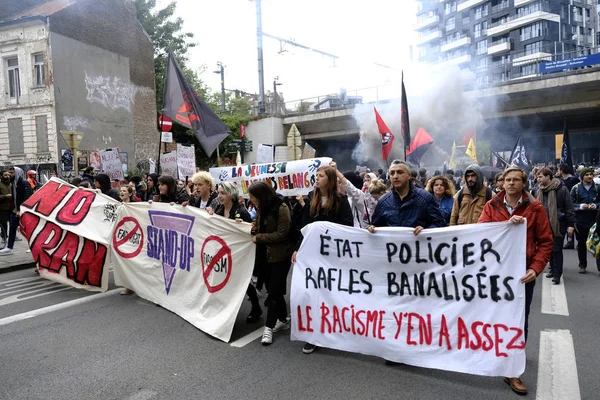 ベルギー ブリュッセル 2019年5月28日極右とファシズムの台頭に対する抗議の間 看板を掲げ スロガンを叫ぶ抗議者 — ストック写真