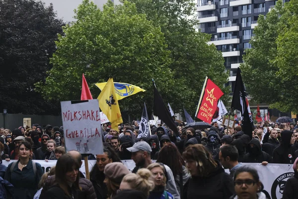 Brüksel, Belçika. 28 Mayıs 2019. Aşırı sağ ve faşizmin yükselişini protesto eden protestocular, ellerinde pankartlar ve sloguns bağırıyorlar..