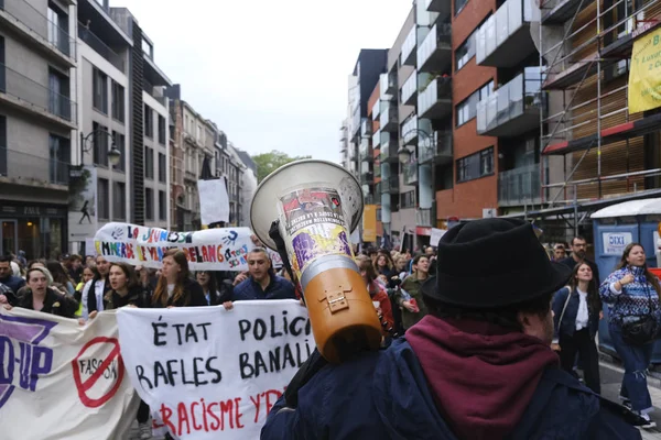 Brüksel, Belçika. 28 Mayıs 2019. Aşırı sağ ve faşizmin yükselişini protesto eden protestocular, ellerinde pankartlar ve sloguns bağırıyorlar..