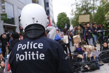 Brüksel, Belçika. 28 Mayıs 2019. Aşırı sağ ve faşizmin yükselişini protesto eden çevik kuvvet polisi sokakları kapattı..