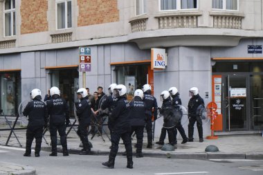Brüksel, Belçika. 28 Mayıs 2019. Aşırı sağ ve faşizmin yükselişini protesto eden çevik kuvvet polisi sokakları kapattı..