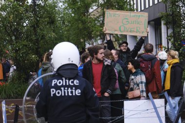 Brüksel, Belçika. 28 Mayıs 2019. Aşırı sağ ve faşizmin yükselişini protesto eden çevik kuvvet polisi sokakları kapattı..