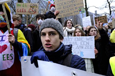 Belçikalı öğrenciler Brüksel'de bir iklim gösterisi için bir araya geldi,