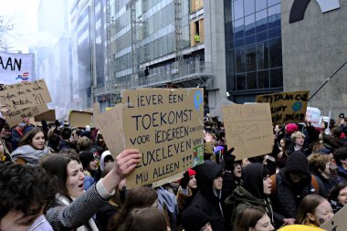 Belçikalı öğrenciler Brüksel'de bir iklim gösterisi için bir araya geldi,