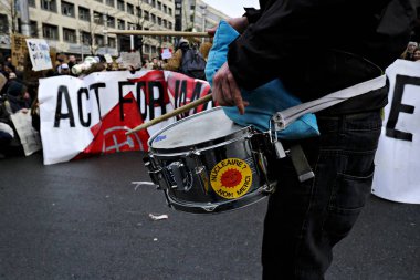 Belçikalı öğrenciler Brüksel'de bir iklim gösterisi için bir araya geldi,