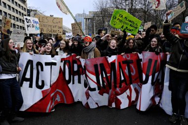 Belçikalı öğrenciler Brüksel'de bir iklim gösterisi için bir araya geldi,