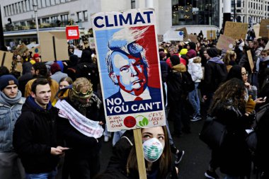 Belçikalı öğrenciler Brüksel'de bir iklim gösterisi için bir araya geldi,