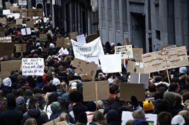 Belçikalı öğrenciler Brüksel'de bir iklim gösterisi için bir araya geldi,