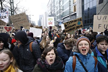 Belçikalı öğrenciler Brüksel'de bir iklim gösterisi için bir araya geldi,