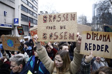 Belçikalı öğrenciler Brüksel'de bir iklim gösterisi için bir araya geldi,