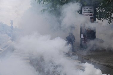 Protestocular annua için bir yürüyüş sırasında çevik kuvvet ile çatıştı