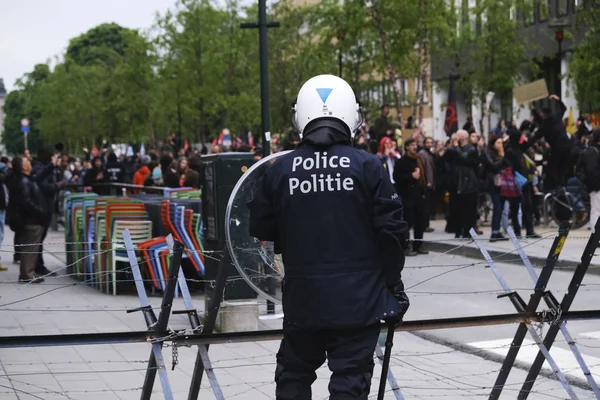 ベルギー ブリュッセル 2019年5月28日極右とファシズムの台頭に対する抗議の間 機動隊は通りを封鎖した — ストック写真