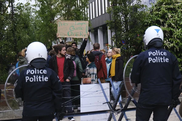 Brüksel, Belçika. 28 Mayıs 2019. Aşırı sağ ve faşizmin yükselişini protesto eden çevik kuvvet polisi sokakları kapattı..