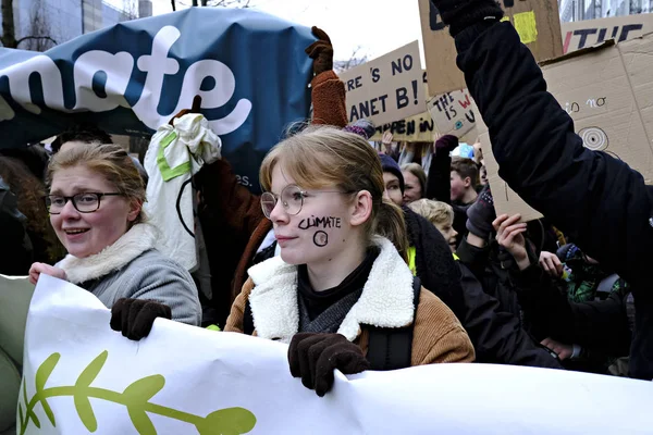 Belgijscy studenci zbierają się na demonstrację klimatyczną w Brukseli, — Zdjęcie stockowe