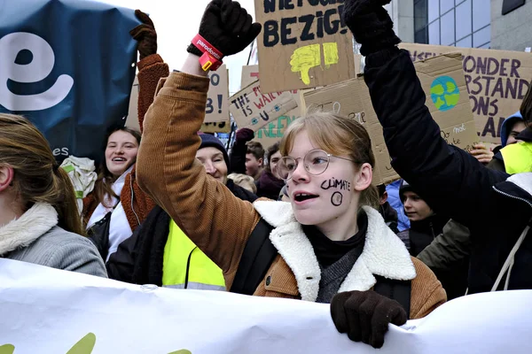 Belgijscy studenci zbierają się na demonstrację klimatyczną w Brukseli, — Zdjęcie stockowe