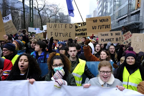 Бельгійські студенти збираються для демонстрації клімату в Брюсселі, — стокове фото