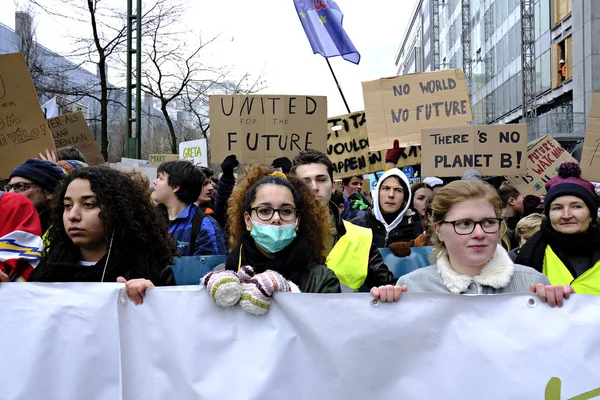 Estudiantes belgas se reúnen para una manifestación climática en Bruselas , — Foto de Stock