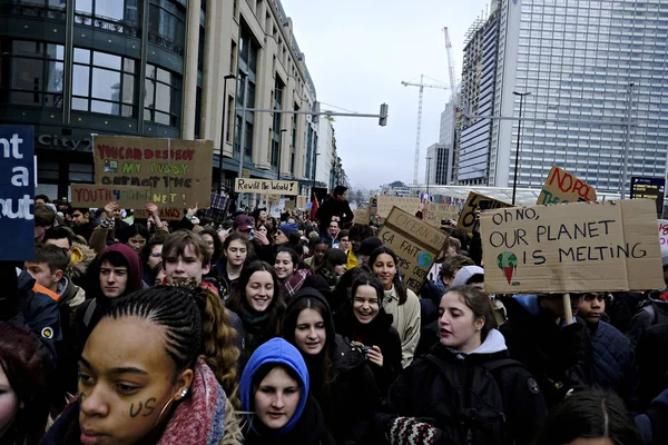 Belgijscy studenci zbierają się na demonstrację klimatyczną w Brukseli, — Zdjęcie stockowe