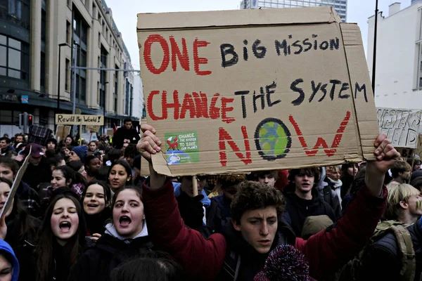 Belgian students gather for a climate demonstration in Brussels, — Stock Photo, Image