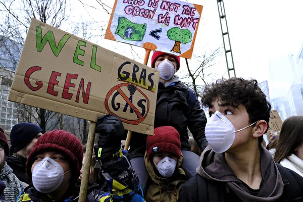 Belgičtí studenti se shromažďují za klimatickou ukázku v Bruselu., — Stock fotografie