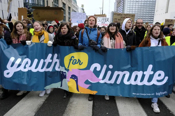 Estudiantes belgas se reúnen para una manifestación climática en Bruselas , — Foto de Stock