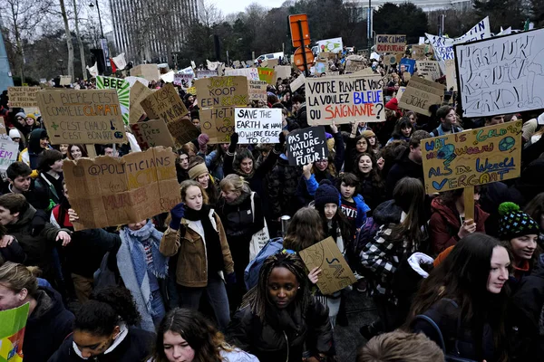 Belgičtí studenti se shromažďují za klimatickou ukázku v Bruselu., — Stock fotografie