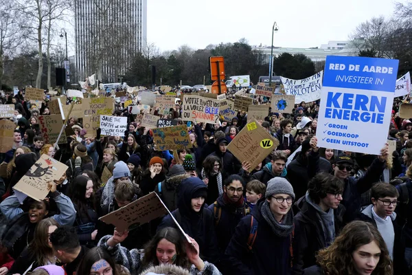 比利时学生聚集在布鲁塞尔参加气候示威, — 图库照片