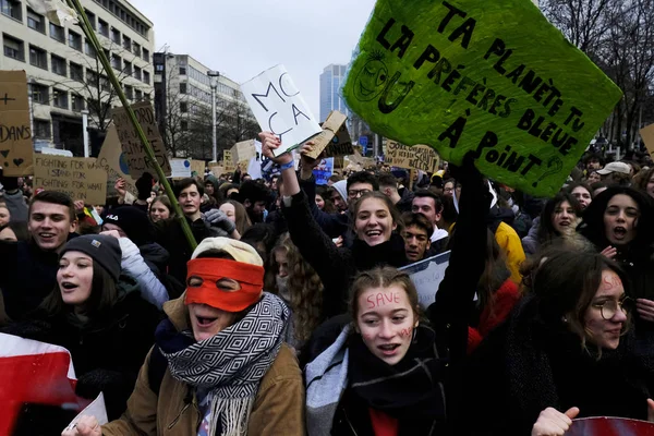 Belgian students gather for a climate demonstration in Brussels, — Stock Photo, Image