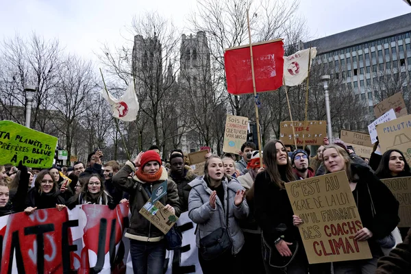 Belgijscy studenci zbierają się na demonstrację klimatyczną w Brukseli, — Zdjęcie stockowe