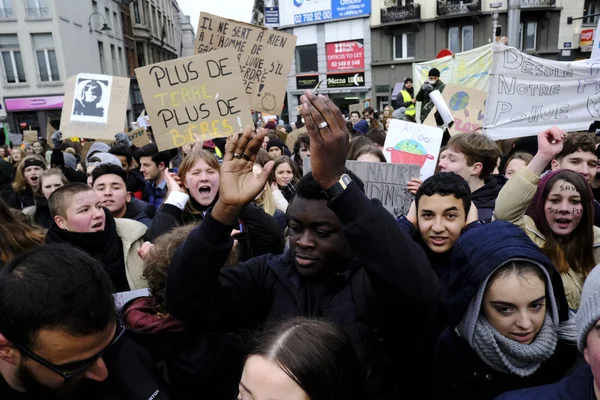 Belgičtí studenti se shromažďují za klimatickou ukázku v Bruselu., — Stock fotografie