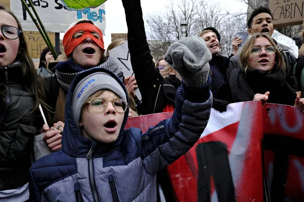 Belgijscy studenci zbierają się na demonstrację klimatyczną w Brukseli, — Zdjęcie stockowe