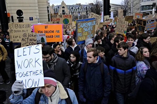 Belgijscy studenci zbierają się na demonstrację klimatyczną w Brukseli, — Zdjęcie stockowe