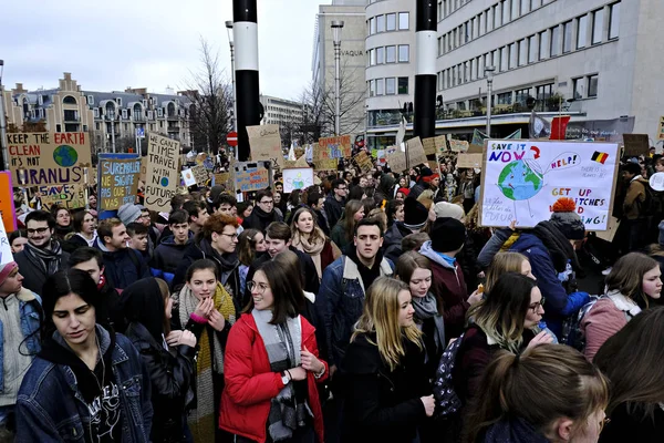 Belgijscy studenci zbierają się na demonstrację klimatyczną w Brukseli, — Zdjęcie stockowe