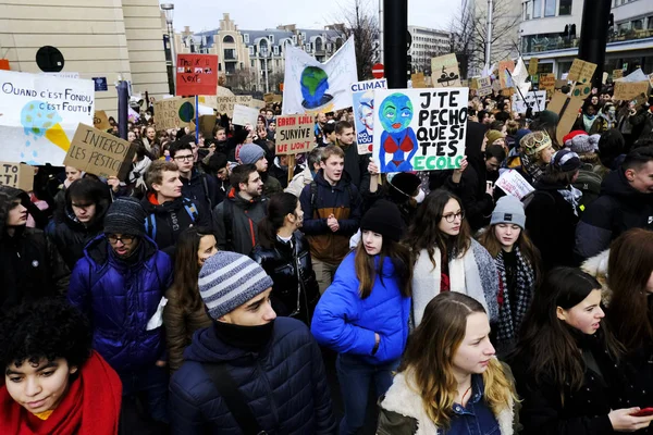 Belçikalı öğrenciler Brüksel'de bir iklim gösterisi için bir araya geldi, — Stok fotoğraf