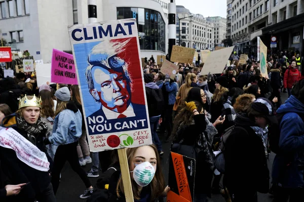 Estudiantes belgas se reúnen para una manifestación climática en Bruselas , — Foto de Stock