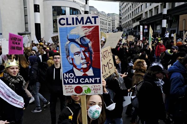 Estudiantes belgas se reúnen para una manifestación climática en Bruselas , — Foto de Stock