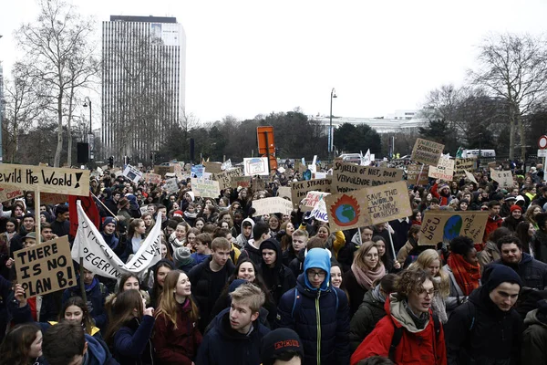 Belgijscy studenci zbierają się na demonstrację klimatyczną w Brukseli, — Zdjęcie stockowe