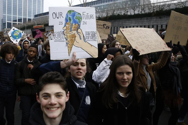 Des étudiants belges se rassemblent pour une manifestation climatique à Bruxelles , — Photo