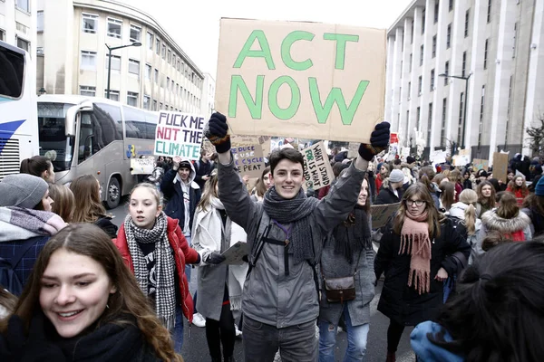 Estudiantes belgas se reúnen para una manifestación climática en Bruselas , —  Fotos de Stock