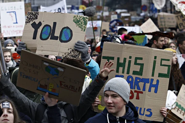 Belgijscy studenci zbierają się na demonstrację klimatyczną w Brukseli, — Zdjęcie stockowe