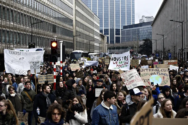 Belgijscy studenci zbierają się na demonstrację klimatyczną w Brukseli, — Zdjęcie stockowe